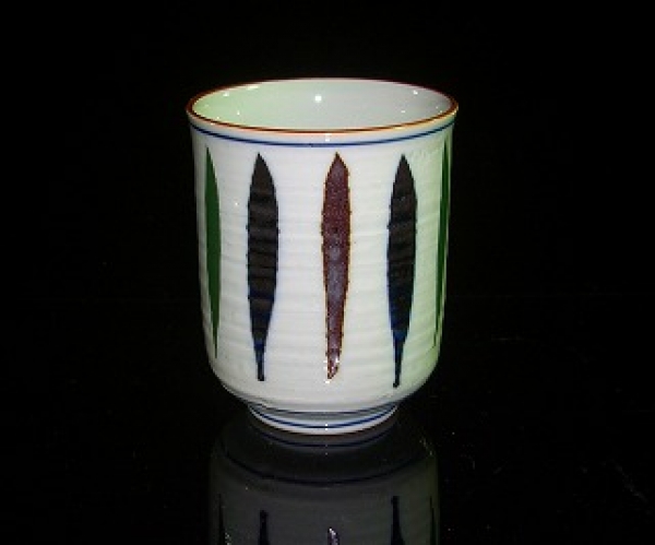 有田焼湯呑みガタ彫十草(大)緑